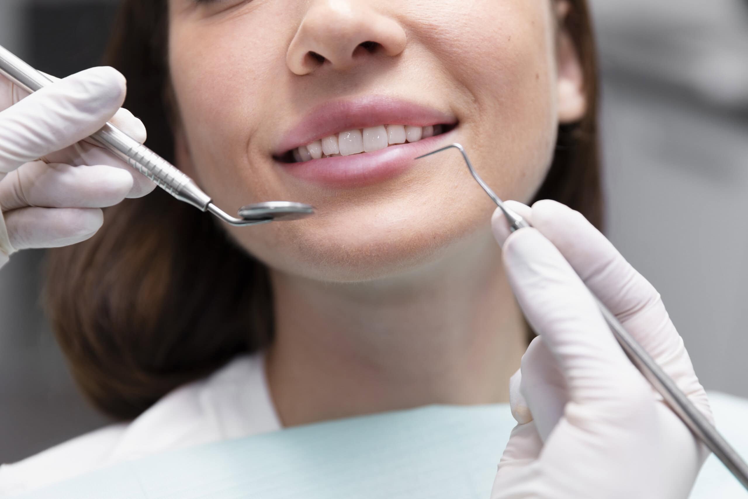 Aký je rozdiel medzi dentálnou hygienou a bielením?