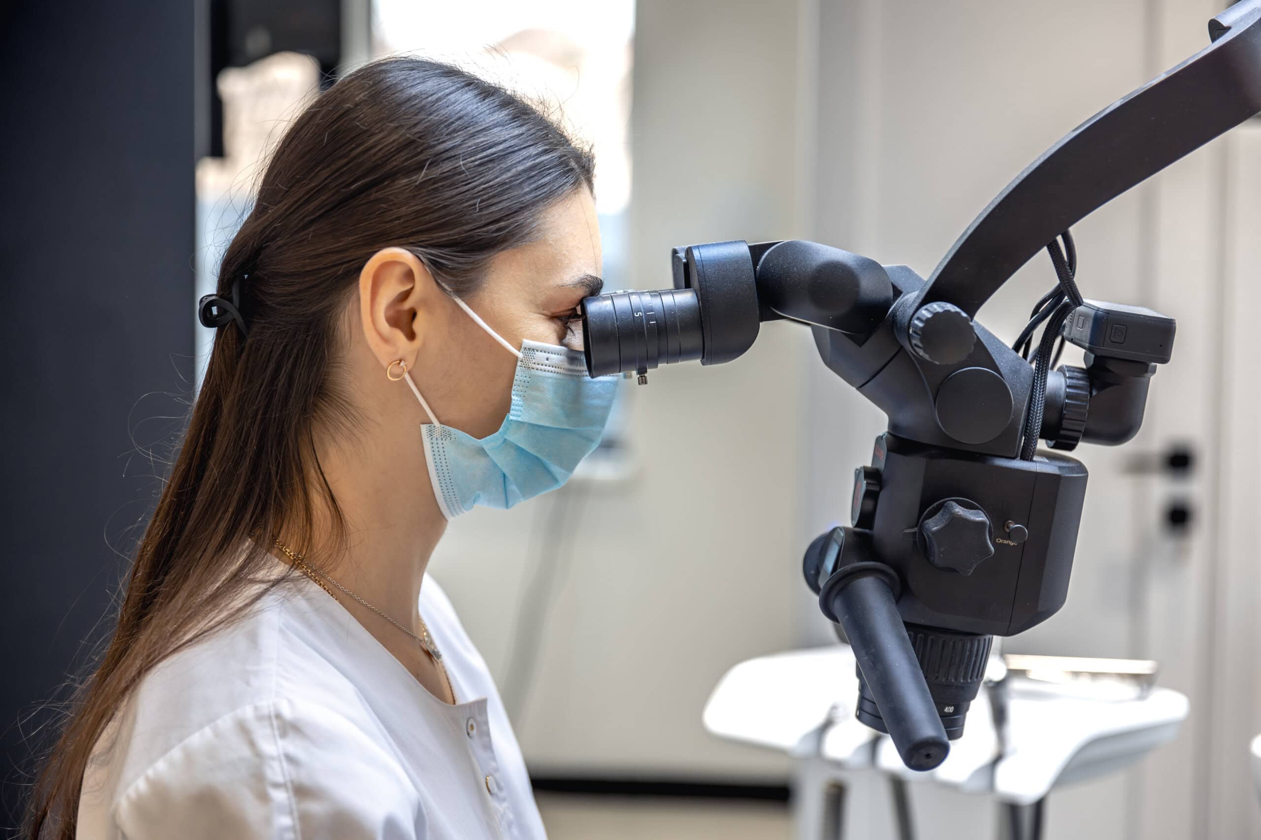 Ako mikroskop zvyšuje úspešnosť endodontickej liečby?